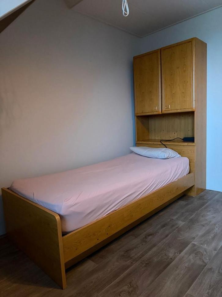 Tienerkamer - bed, kledingkast + bureau, Huis en Inrichting, Slaapkamer | Bedden, Zo goed als nieuw, Eenpersoons, 90 cm, 210 cm