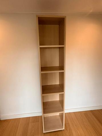 Hoge smalle houten kast met planken