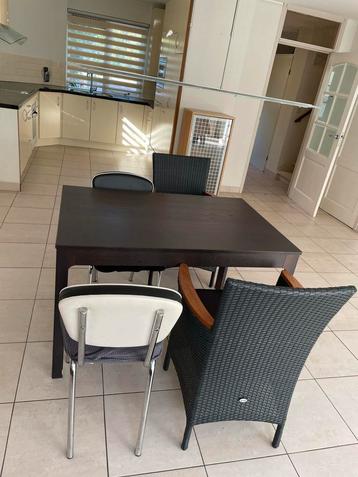 Ikea Uitschuifbare Tafel + 4 Stoelen beschikbaar voor biedingen