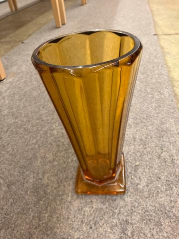 Art Deco Vaas Amberkleurig beschikbaar voor biedingen