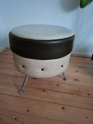 Vintage skai poef beschikbaar voor biedingen