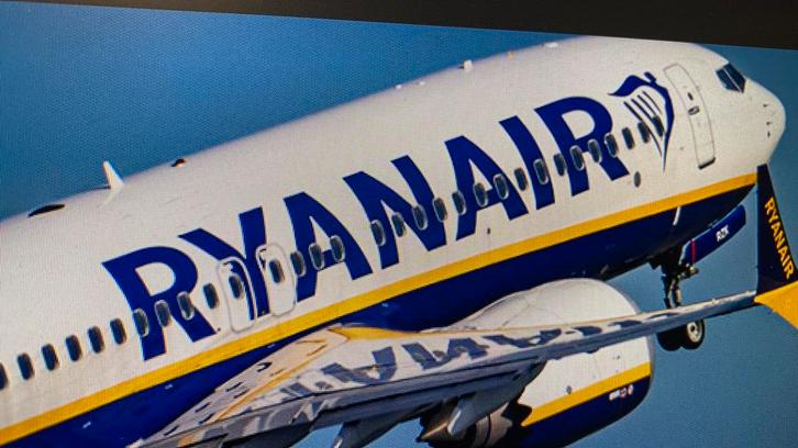 Naar Villarreal-Ajax? Vliegticket Eindhoven-Valencia te koop, Tickets en Kaartjes, Trein, Bus en Vliegtuig, Eén persoon, Met bestemming of datum