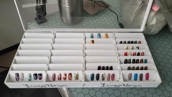 Showcase / Display Box voor Kunstnagels, Sieraden, Tassen en Uiterlijk, Uiterlijk | Cosmetica en Make-up, Zo goed als nieuw, Toebehoren
