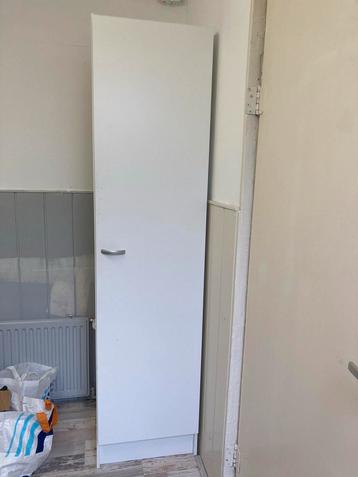 Witte Kast met Legplanken beschikbaar voor biedingen