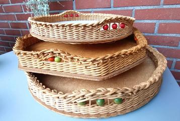 Verzameling vintage dienbladen /schalen /riet/rotan/hout beschikbaar voor biedingen