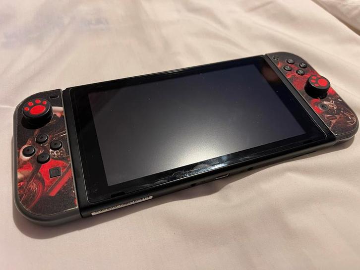 Nintendo Switch (V2) - (Custom Skin) Spelcomputer, Spelcomputers en Games, Games | Nintendo Switch, Zo goed als nieuw, Avontuur en Actie