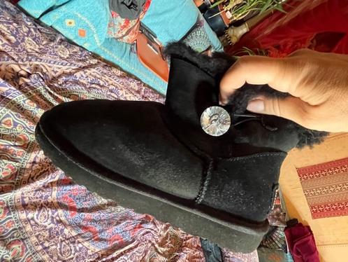 Ugg Bailey Button Bling Short maat 38 nu voor 110€, Kleding | Dames, Schoenen, Gedragen, Lage of Enkellaarzen, Zwart, Ophalen of Verzenden