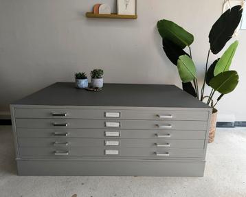 Vintage industriële Ladekast / Salontafel / Papierkast beschikbaar voor biedingen