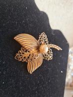 Vintage goudkleurige fligrain vlinder broche met faux parel, Overige materialen, 4 tot 7 cm, Gebruikt, Ophalen of Verzenden