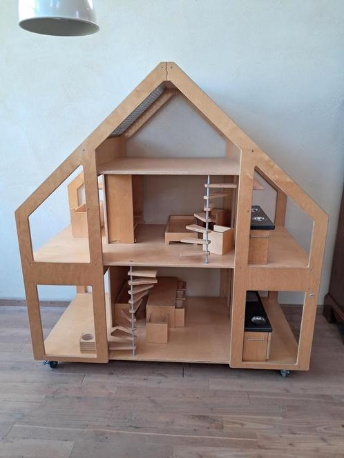 Liliane poppenvilla, zeer groot gemeubileerd  poppenhuis, Kinderen en Baby's, Speelgoed | Poppenhuizen, Gebruikt, Poppenhuis, Ophalen