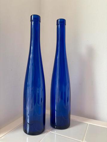 2 blauwe hoge vaasjes beschikbaar voor biedingen