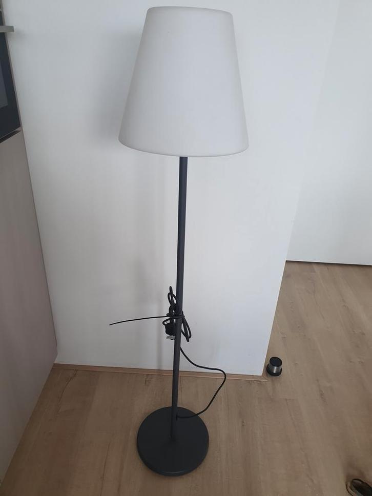 Staande lamp buiten, Huis en Inrichting, Lampen | Vloerlampen, Zo goed als nieuw, 150 tot 200 cm, Ophalen