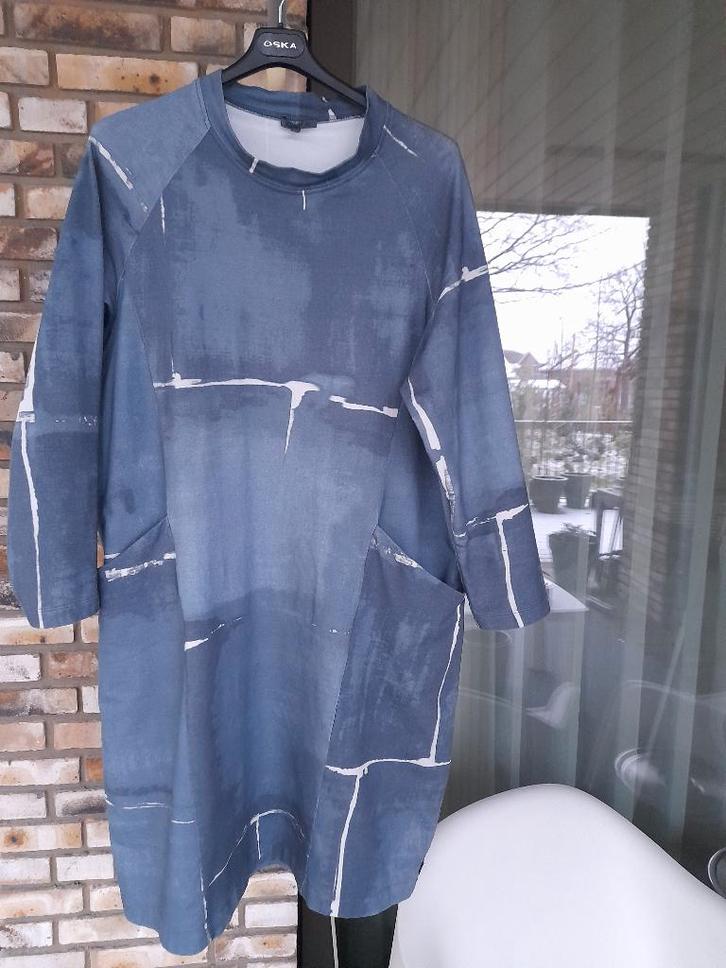 OSKA jurk, grafisch dessin, mt. 4, Kleding | Dames, Jurken, Zo goed als nieuw, Maat 42/44 (L), Blauw, Onder de knie, Verzenden