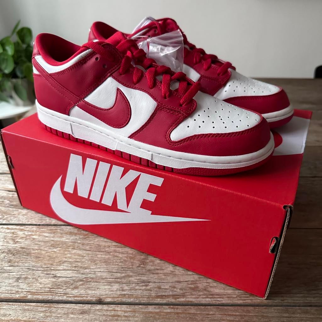 Nike dunk low white and university red St. John’s maat 43, Overige kleuren, Nieuw, Ophalen of Verzenden, Sneakers of Gympen