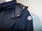 Moncler donker blauwe gevoerde jas jack embleem mouw2, Maat 38/40 (M), Moncler, Zo goed als nieuw, Verzenden