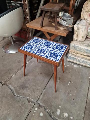Mooie vintage kruk/ bijzettafeltje met oud hollandse tegels  beschikbaar voor biedingen