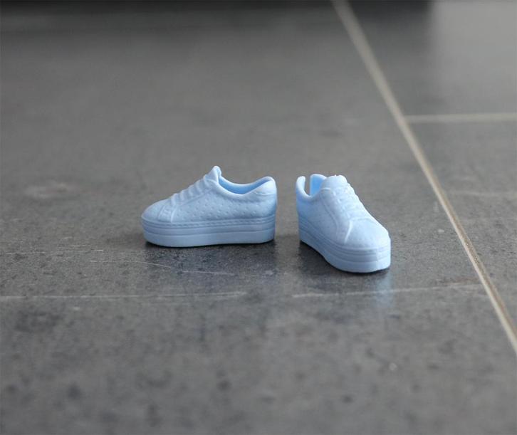 Barbie kleding nieuw - Originele sport schoenen Curvy Blauw, Kinderen en Baby's, Speelgoed | Poppen, Nieuw, Barbie, Ophalen of Verzenden