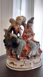 Capodimonte dame en heer op een sierbank 26,5cm hoog, Antiek en Kunst, Antiek | Porselein, Ophalen of Verzenden