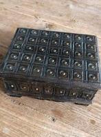 Gegraveerd kistje met messing versieringen (gereserveerd), Ophalen of Verzenden