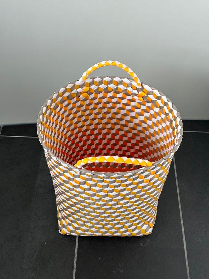 Fairtrade Mand 'Graphic' licht Oranje wit Gerecycled Plastic, Huis en Inrichting, Woonaccessoires | Schalen en Manden, Zo goed als nieuw