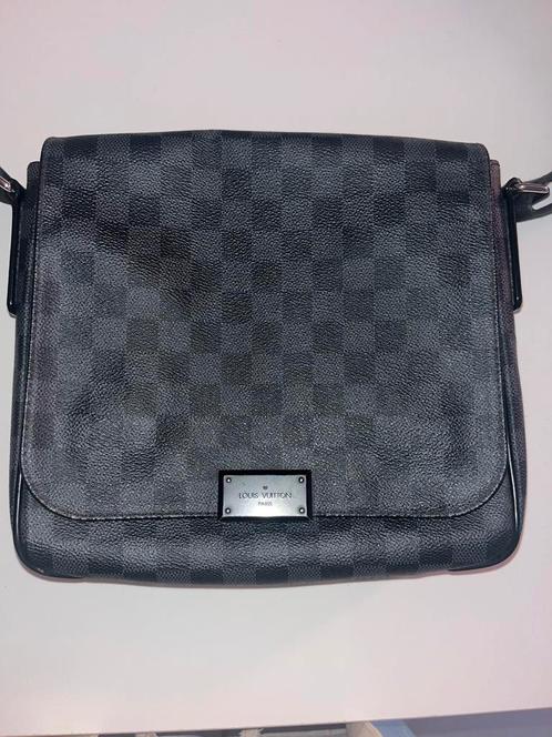 Louis Vuitton District PM Messenger Bag, Sieraden, Tassen en Uiterlijk, Tassen | Schoudertassen, Zo goed als nieuw, Zwart, Ophalen