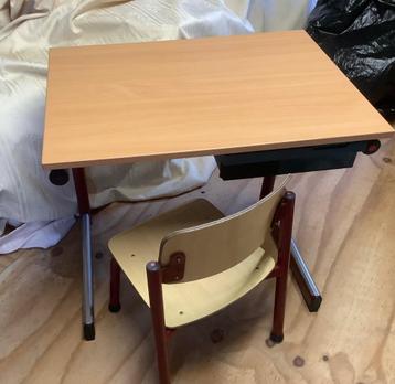 Schooltafel / buro met stoel beschikbaar voor biedingen