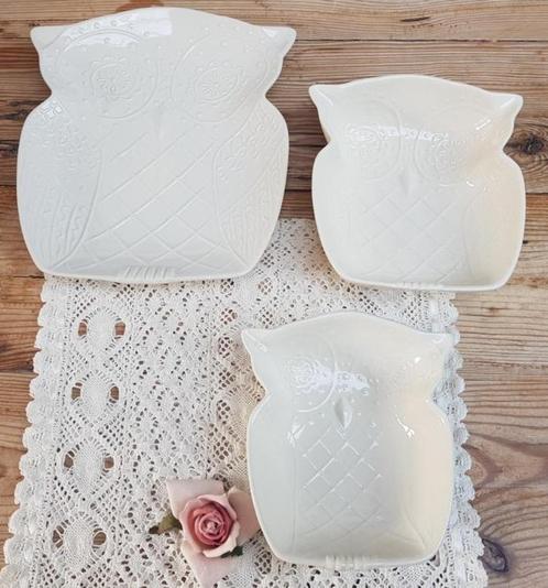 Set creme aardewerk uilen schalen, Vroom & Dreesman, V&D, Huis en Inrichting, Keuken | Servies, Zo goed als nieuw, Schaal of Schalen