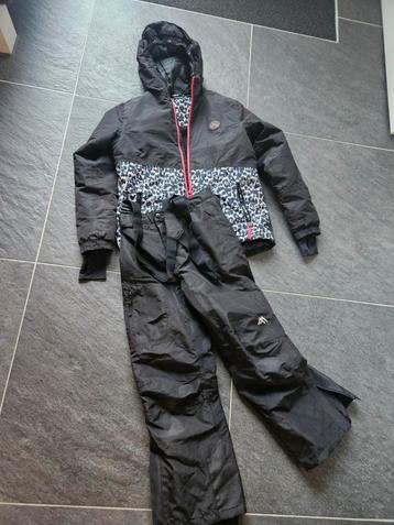 Meisjes skijas met skibroek beschikbaar voor biedingen