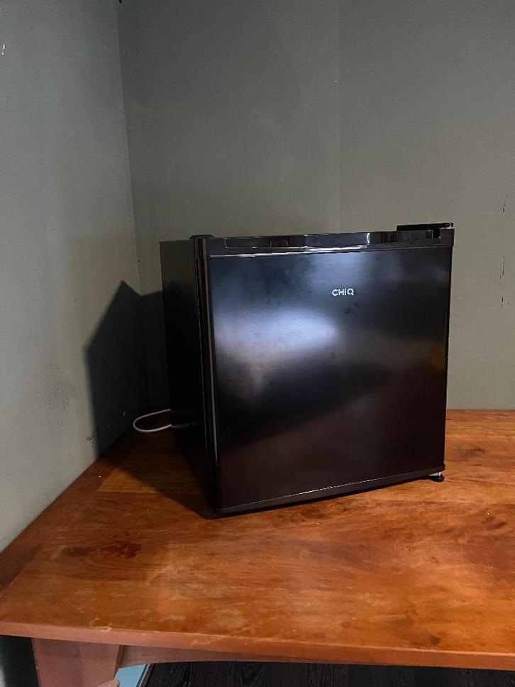 Mini koelkast van Chiq, Witgoed en Apparatuur, Koelkasten en IJskasten, Zo goed als nieuw, Met vriesvak, Minder dan 75 liter, Minder dan 85 cm