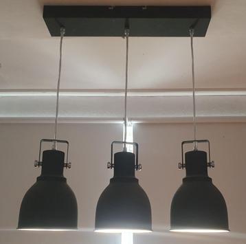 Nette metalen hanglamp beschikbaar voor biedingen