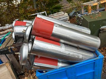 Partij rvs vaten beschikbaar voor biedingen