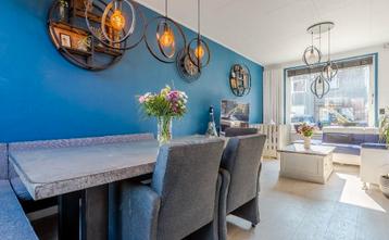 Betonnen Eettafel met Metalen Onderstel beschikbaar voor biedingen