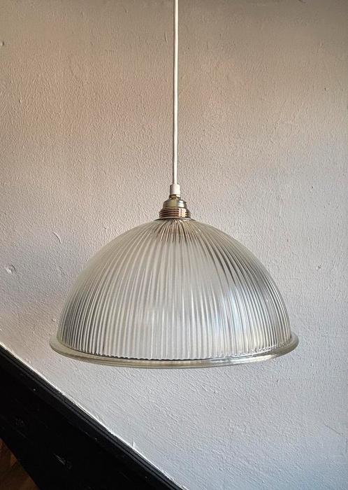 Vintage glazen Holophane hanglamp halve maan ronde kap, Huis en Inrichting, Lampen | Hanglampen, Zo goed als nieuw, Minder dan 50 cm
