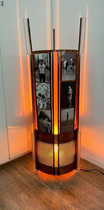 Design lamp. Eigengemaakte foto’s. Hout, ijzer plexiglas. beschikbaar voor biedingen