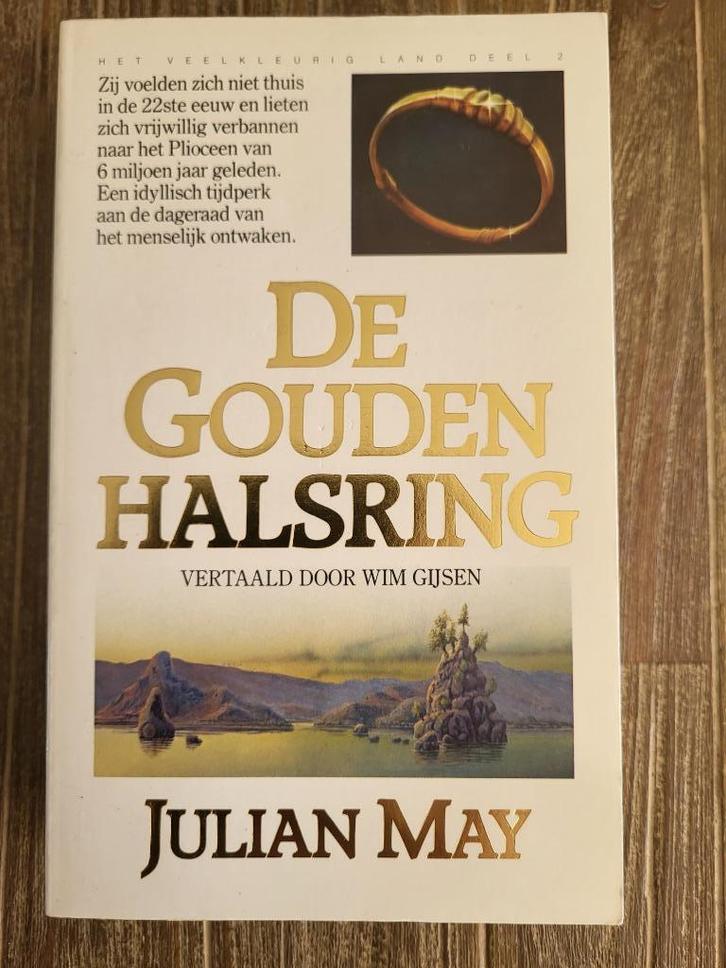 De gouden halsring - Julian May, Boeken, Science fiction, Zo goed als nieuw, Ophalen of Verzenden