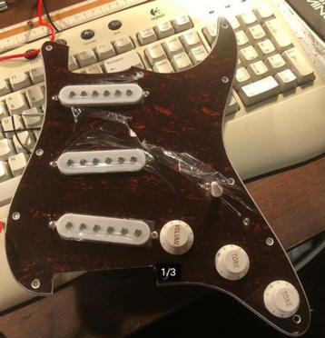 Te Koop: Pearl-red loaded stratocaster slagplaat gitaar. beschikbaar voor biedingen
