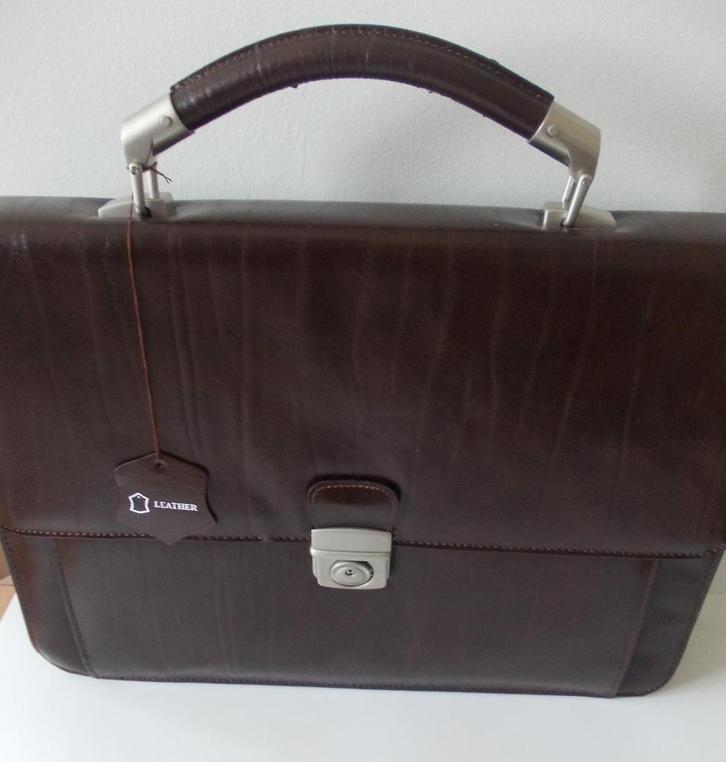 Geheel lederen attaché tas (showroom model), Sieraden, Tassen en Uiterlijk, Tassen | Schooltassen, Nieuw, Aktetas of Boekentas