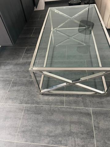 Mooie salon tafel beschikbaar voor biedingen