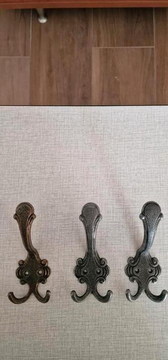 3 kapstokhaken: 2 grijs 1 geelkoper beschikbaar voor biedingen