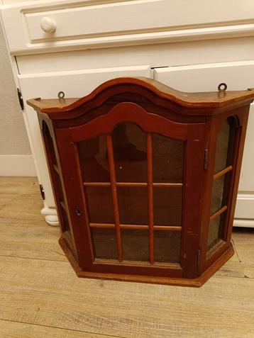 Notenhouten kastje beschikbaar voor biedingen