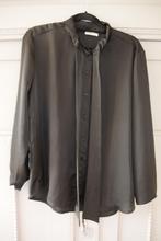 Zwarte blouse met strik Vera Jo Maat L, Ophalen of Verzenden, Zo goed als nieuw, Maat 38/40 (M), Zwart