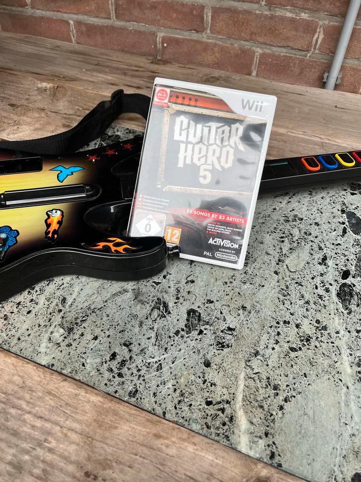 Guitar Hero 5 Wii + Gitaar, Spelcomputers en Games, Games | Nintendo Wii, Gebruikt, Muziek, 3 spelers of meer, Vanaf 12 jaar, Ophalen
