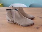 Suede zand-kleurige chelseaboots maat 39, Kleding | Dames, Schoenen, Nieuw, Lage of Enkellaarzen, Beige, Ophalen of Verzenden