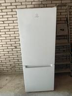Indesit vrijstaand koelkast met vriezer. 156 hoog., Witgoed en Apparatuur, Koelkasten en IJskasten, Ophalen, 200 liter of meer
