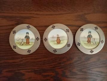 3 Antieke onderzetters Klederdracht + 1x Sternauware beschikbaar voor biedingen