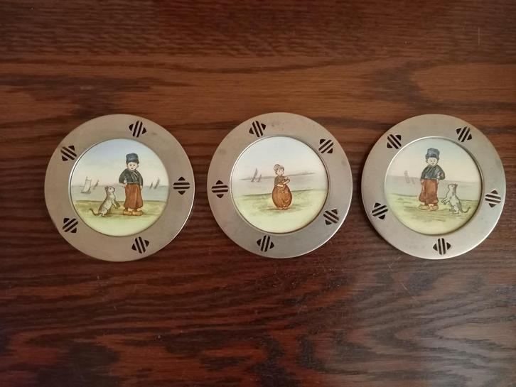 3 Antieke onderzetters Klederdracht + 1x Sternauware, Antiek en Kunst, Antiek | Keramiek en Aardewerk, Ophalen of Verzenden