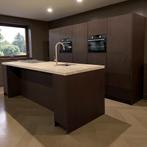 Prachtige greeploze showroom keuken met kookeiland, Huis en Inrichting, Keuken | Complete keukens, Ophalen, Zo goed als nieuw