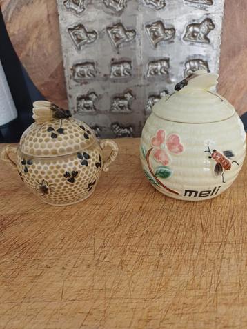 Twee mooie brocante Vintage Honingpotten beschikbaar voor biedingen