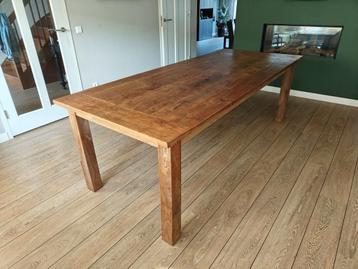 Robuuste eettafel van teakhout beschikbaar voor biedingen