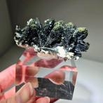 Glanzende Epidoot waaiers op Albiet. Pakistan, Ophalen of Verzenden, Mineraal